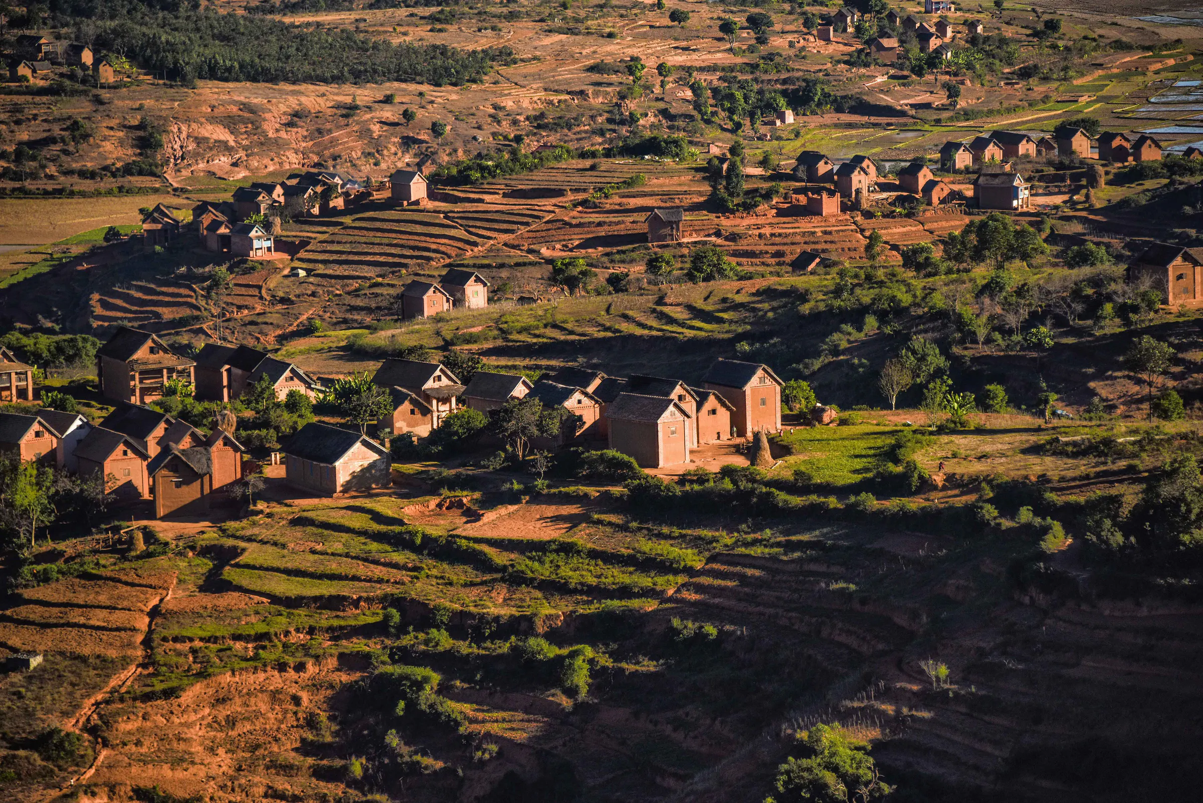 Village des Hautes Terres et ses rizières en terrasses au lever du soleil
