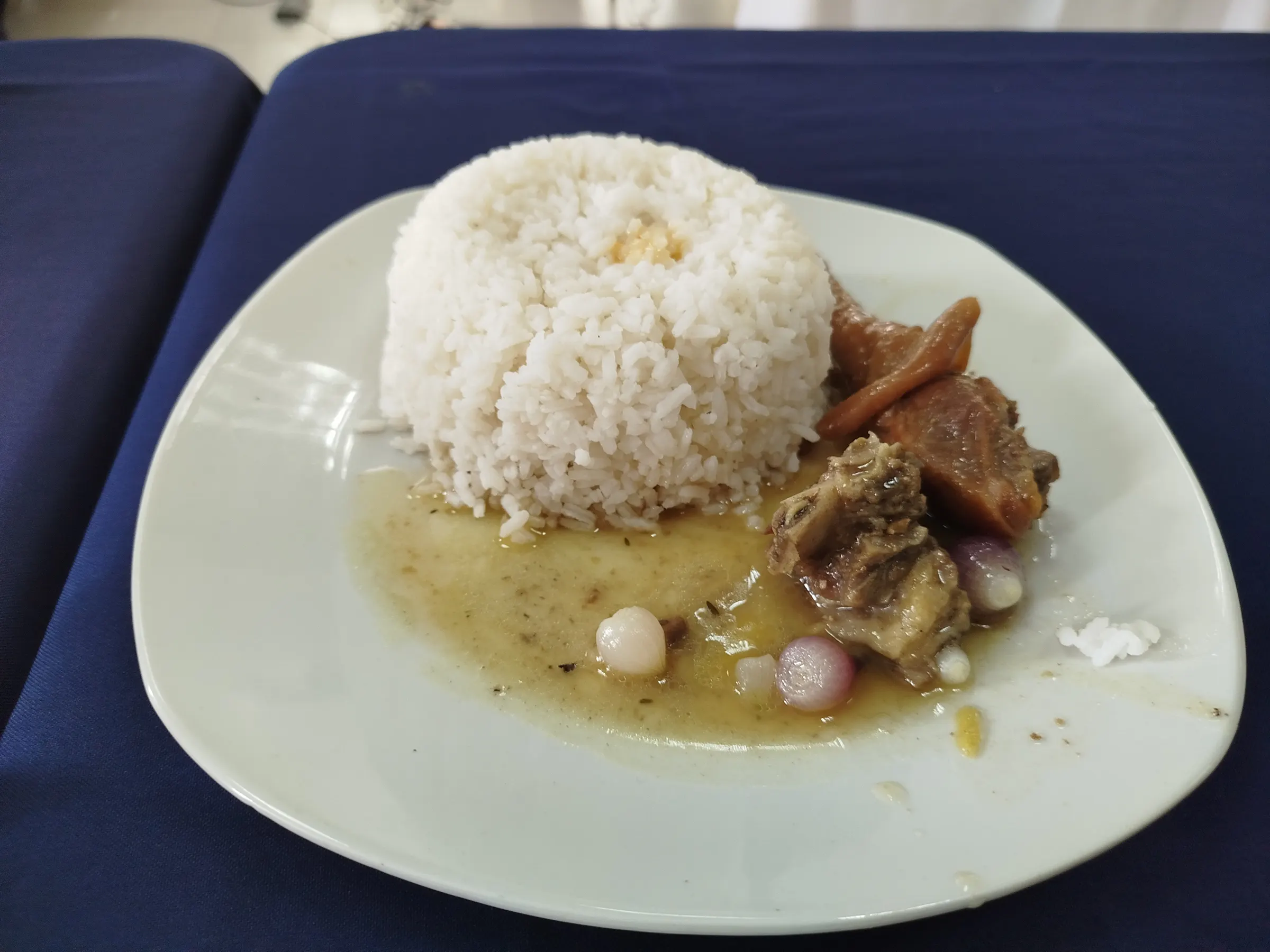 Assiette de riz blanc moulé servi avec un laoka de viande en sauce