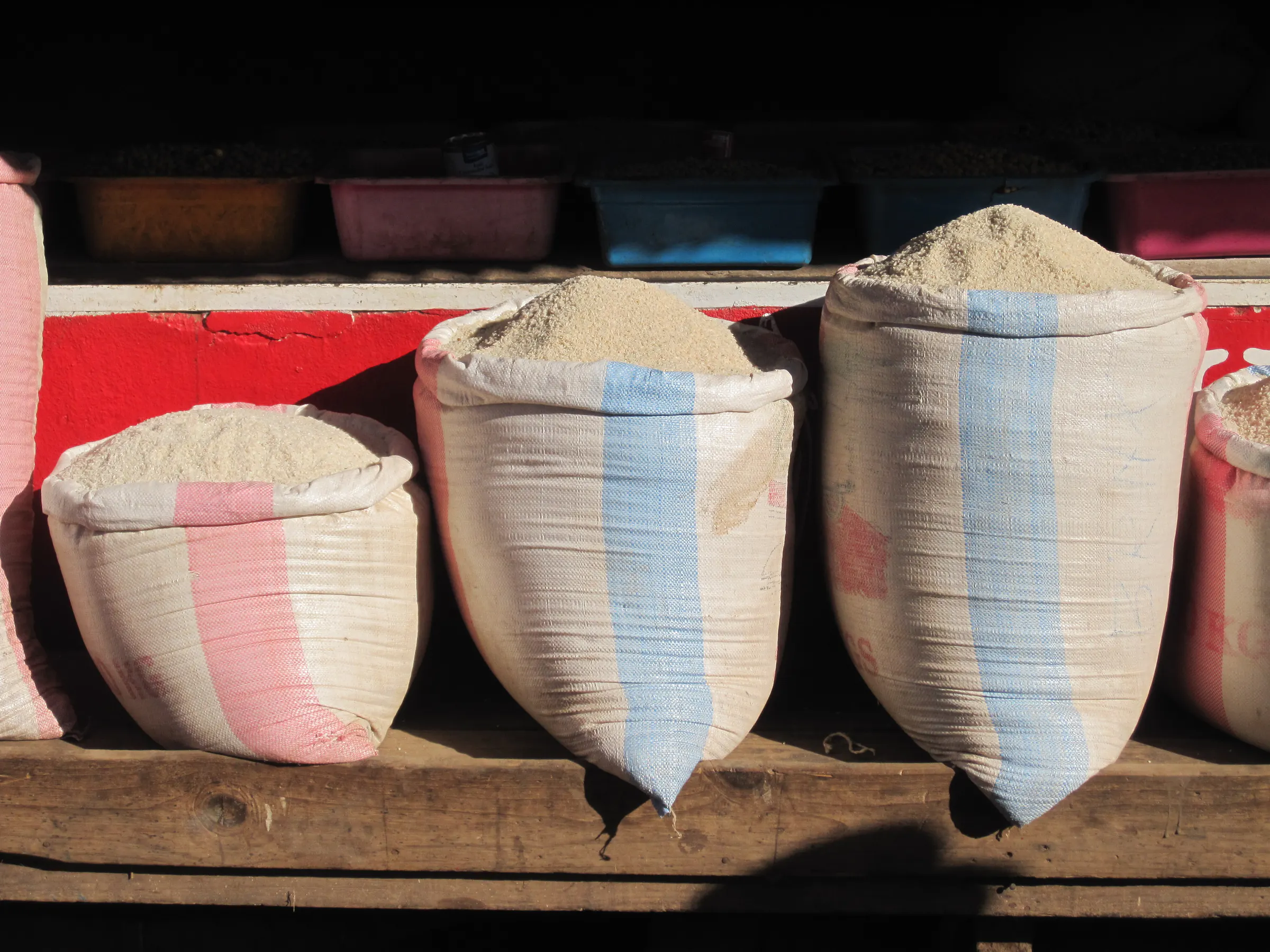 Sacs de riz pleins sur un étal de marché à Ambositra